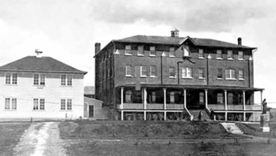 Deux bâtiments sur une ancienne photo en noir et blanc