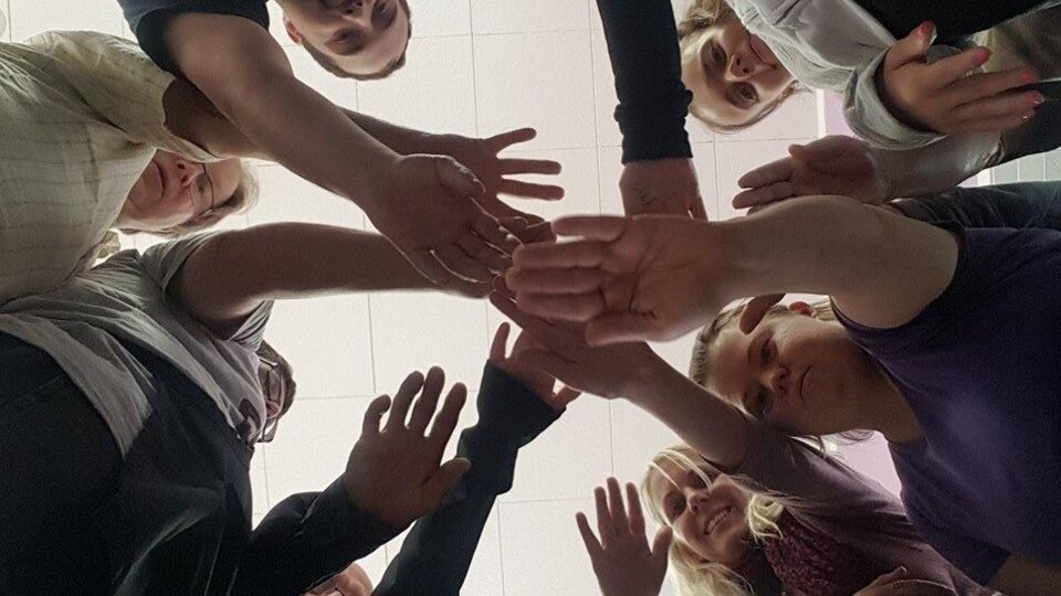 Les participants forment un cercle en se touchant les mains au centre.