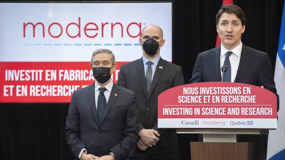 Le premier ministre Justin Trudeau accompagné des ministres Jean-Yves Duclos et François-Philippe Champagne lors de l'annonce de la construction d'une usine de fabrication de vaccins de Moderna dans la région de Montréal.