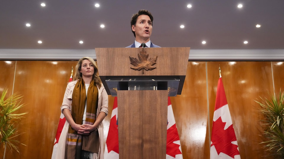 Justin Trudeau parle à la presse, aux côtés de la ministre canadienne des Affaires étrangères Mélanie Joly.