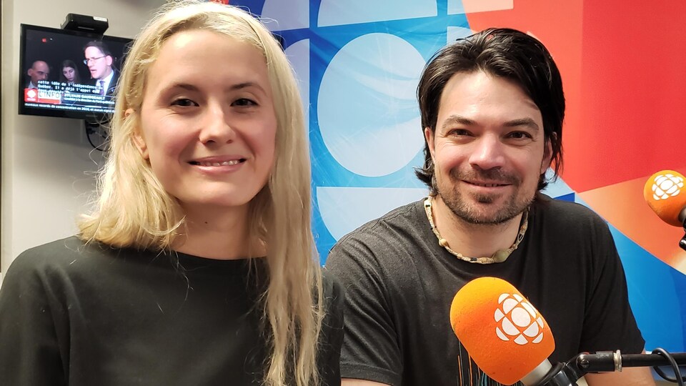 Les deux intervenants en studio face à la caméra.