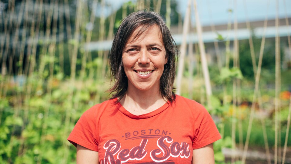 Karen Ageson porte un t-shirt des Red Sox et sourit.