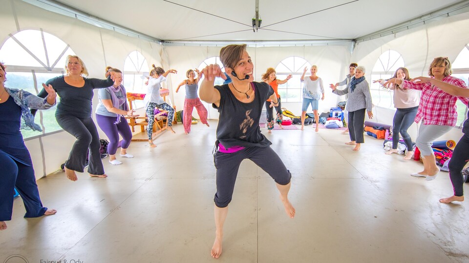 La danseuse Karine Cloutier au milieu d'un groupe.