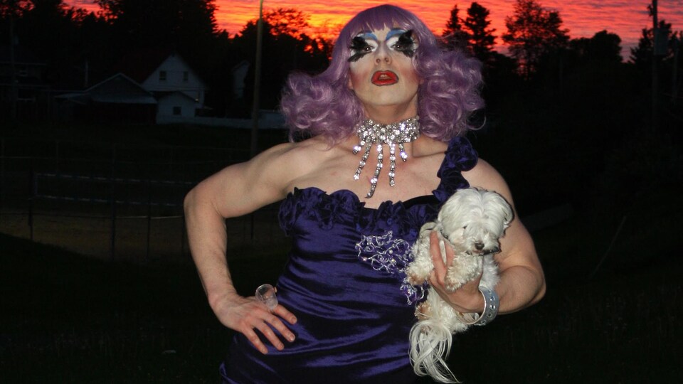 La drag queen Karine O’Kay face à la caméra