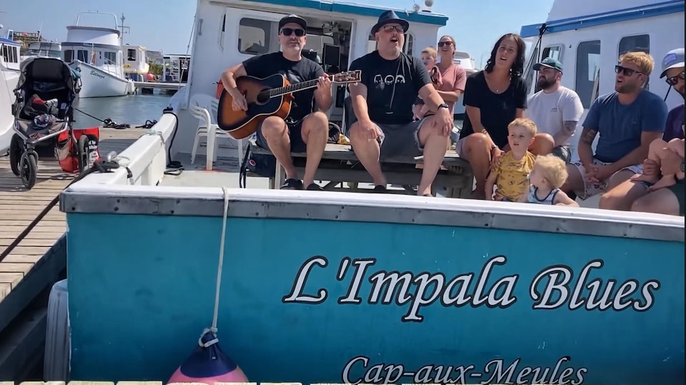 Jean-François Pauzé , Karl Tremblay et d'autres personnes qui chantent sur la bateau Impala Blues .
