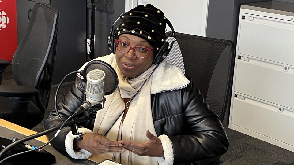 Karyn Ngoma dans les studio de Radio-Canada à Sudbury.