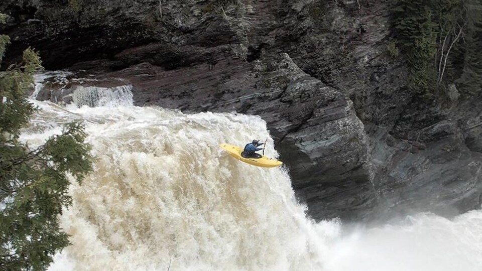 Le kayakiste Emrick Blanchette, dans une chute, sur la rivière Caopacho, sur la Côte-Nord.