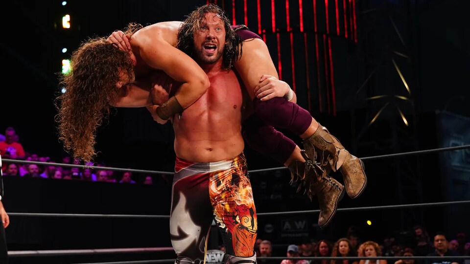 Le lutteur Kenny Omega contre Jungle Boy pendant l'événement AEW Saturday Night Dynamite à Jacksonville en Floride en juin 2021.