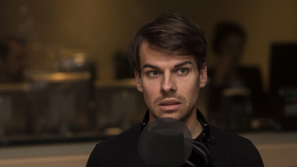 œil perçant, l'auteur est attentif à la conversation en cours