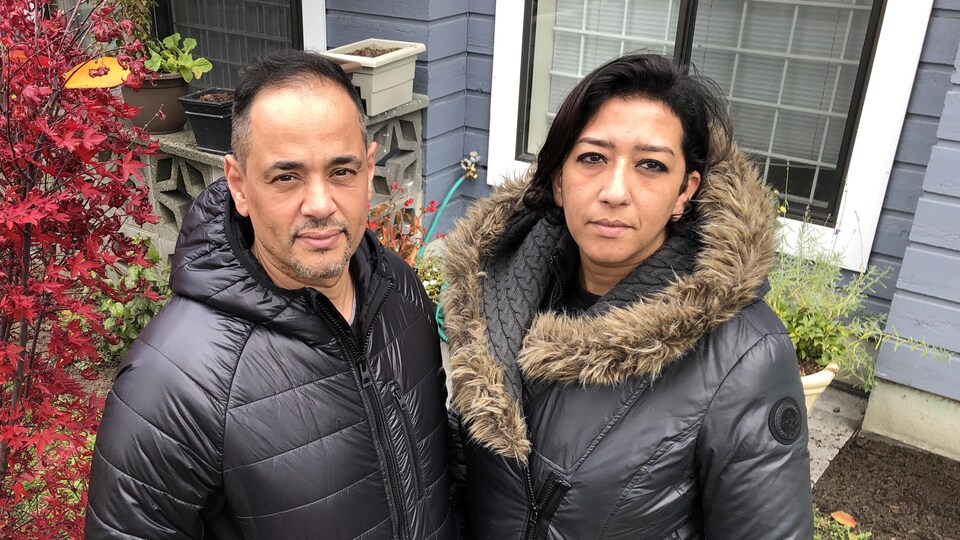 Khalid Kahya et Kawtar El Jamal sont debout l'un à côté de l'autre, dans la cours arrière de leur maison.