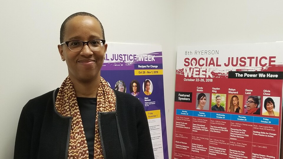 Kiké Roach, professeure à l'Université Ryerson dans son bureau