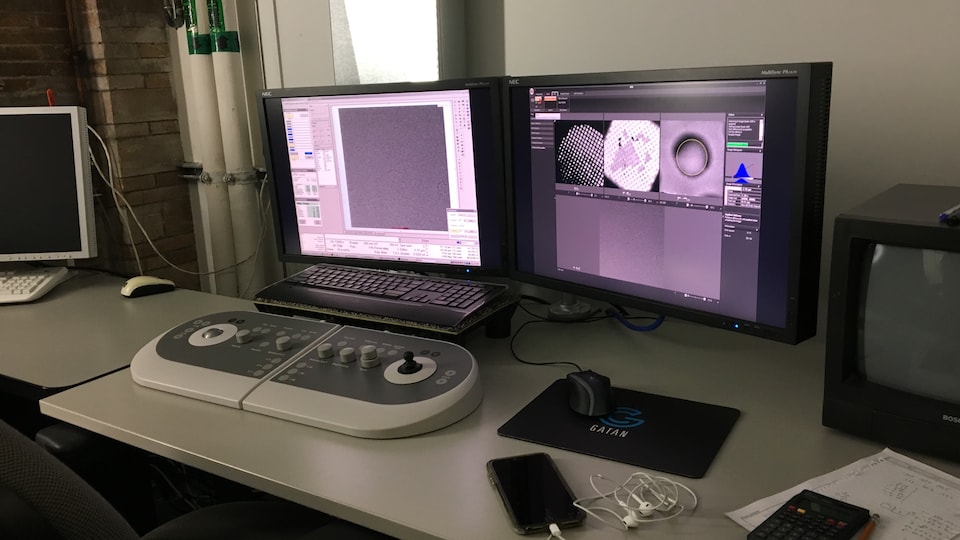 Ordinateur affichant les protéines numérisées par le Titan Krios, un cryomicroscope à 6 millions de dollars