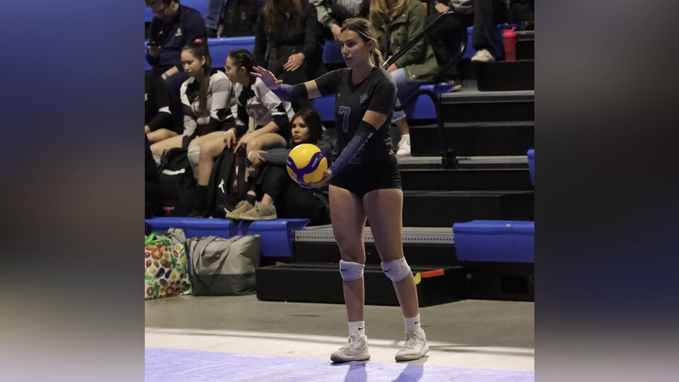 Kyra Turmier en train de se préparer à faire un service.