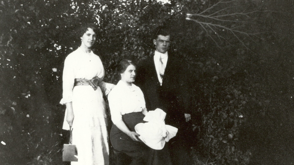1914 - Madame Bolduc et Édouard en compagnie de Marie, la sœur d’Édouard, lors de leur voyage de noces à Québec chez la famille Bolduc.