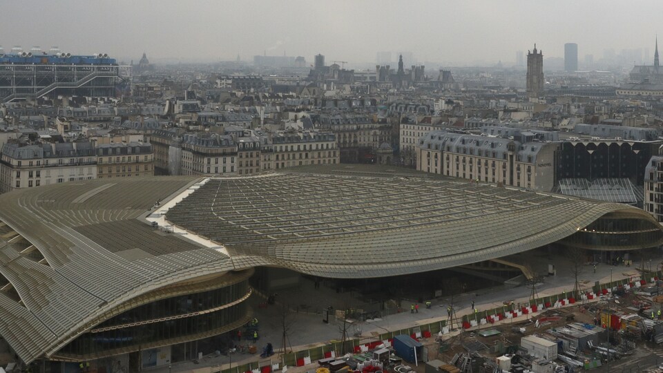 Un bâtiment allongé avec des formes longitudinales arrondies.