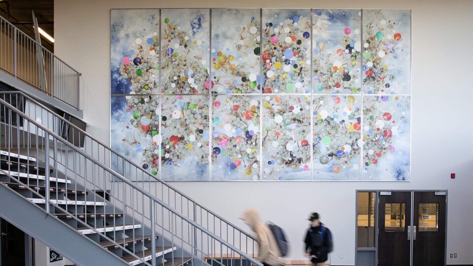 L'oeuvre La montée des possibles de l’artiste Annie Baillargeon au Centre Multisport Desjardins, aux Îles-de-la-Madeleine.