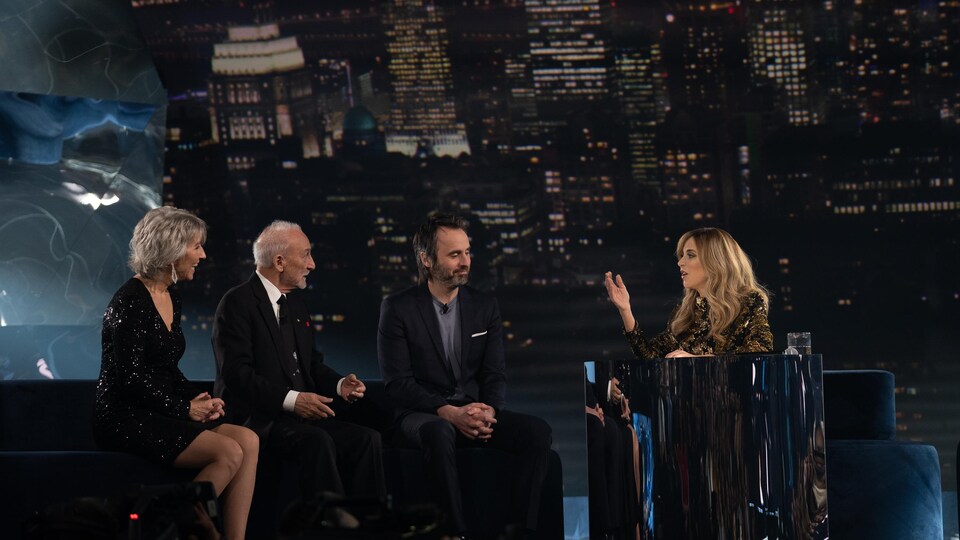 Julie Snyder sur le plateau de l'émission La semaine des 4 Julie