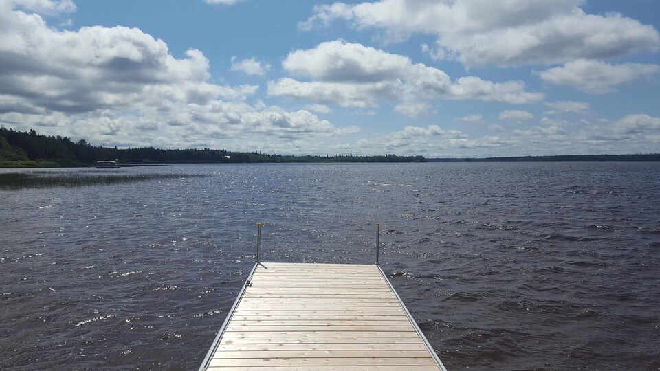 Le site Kinawit est situé aux abords du lac Lemoine, une voie maritime qui était empruntée jadis par les communautés cries et algonquines.