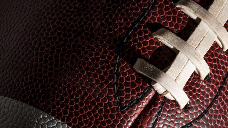 Les coutures d'un ballon de football sont bien visibles.