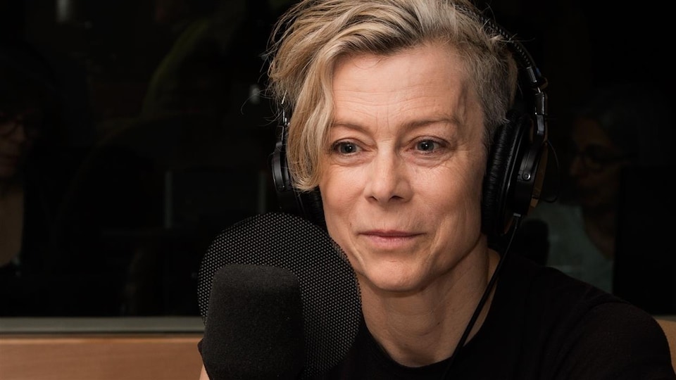 La danseuse Louise Lecavalier est captive pendant une entrevue accordée à ICI Première.