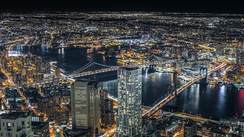 Vue aérienne du quartier de Brooklyn, à New York, la nuit.