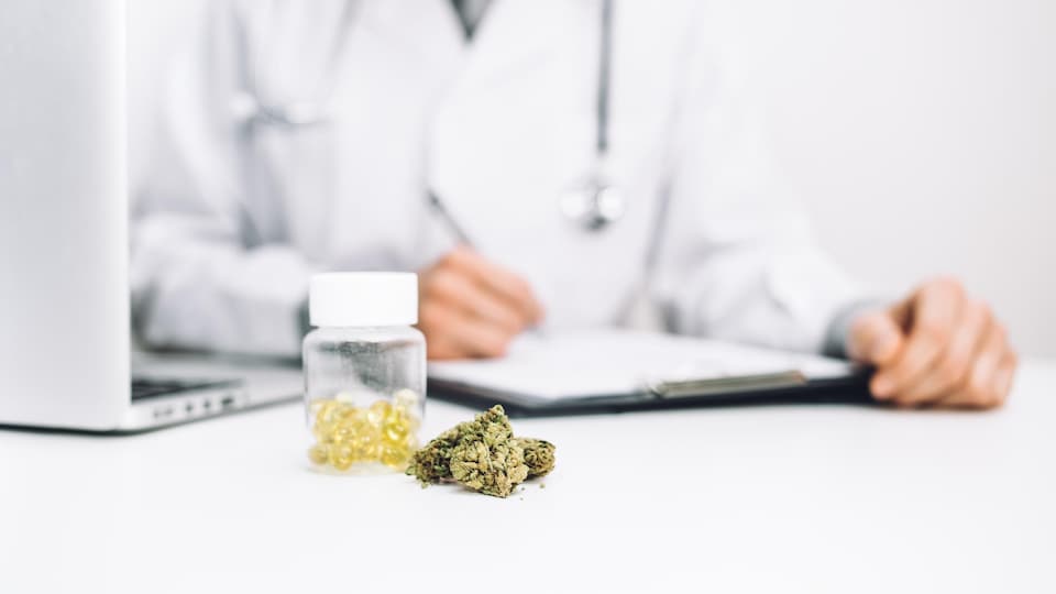 Un médecin prescrit du cannabis.