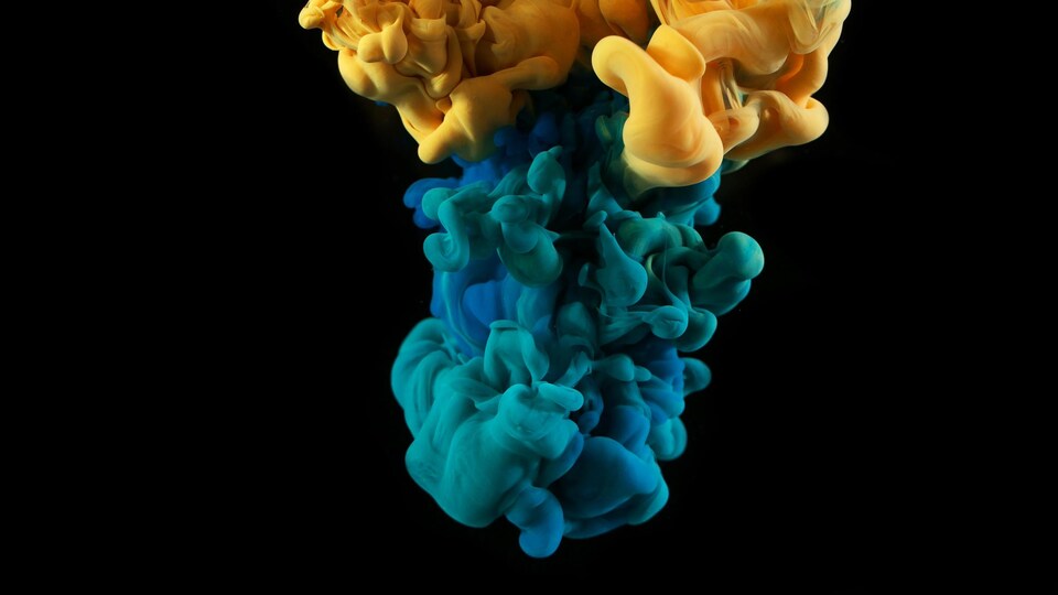 Des encres de couleur en suspension dans l'eau.