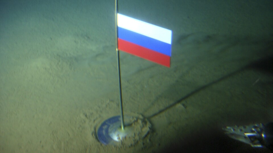 Le drapeau déposé par la Russie dans les eaux de l'Arctique, en 2007.