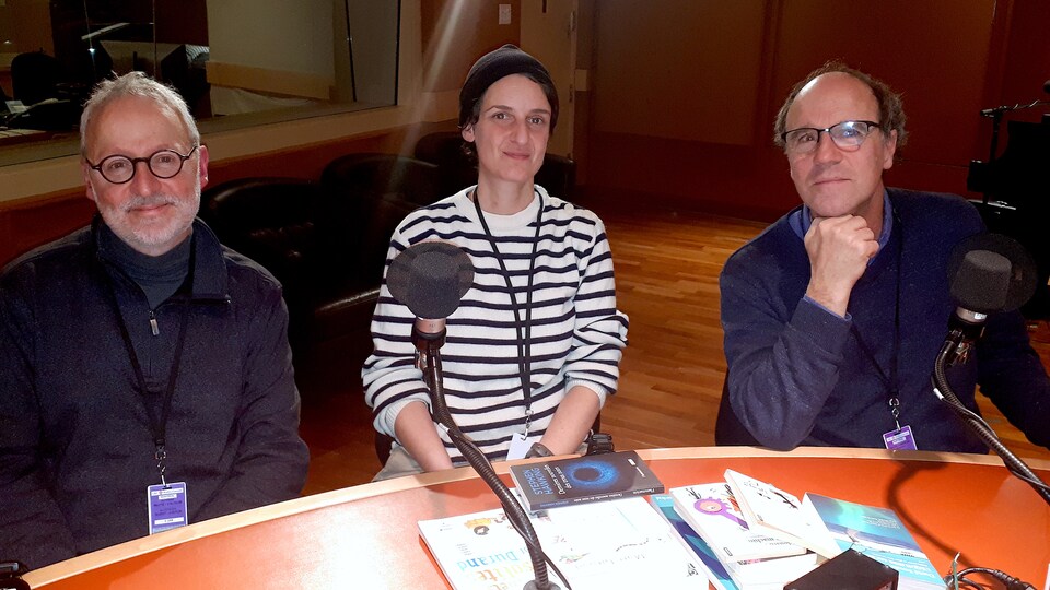 Michel Leboeuf, biologiste et auteur d’ouvrages scientifiques; la lectrice Isabelle Saint-Pierre; ainsi que Raymond Lemieux, des Éditions MultiMondes.