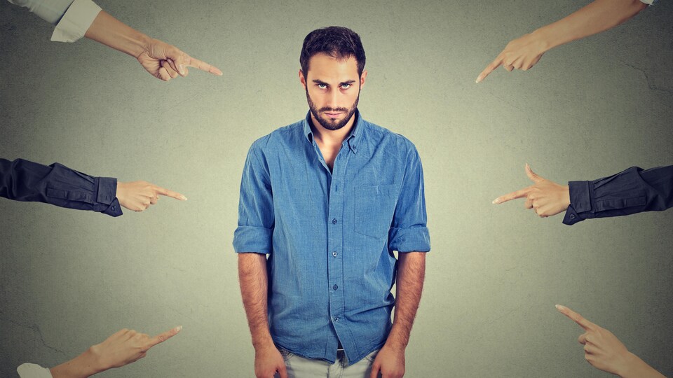 Un homme qui se fait pointer du doigt.