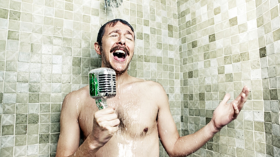 Un homme chante sous la douche.