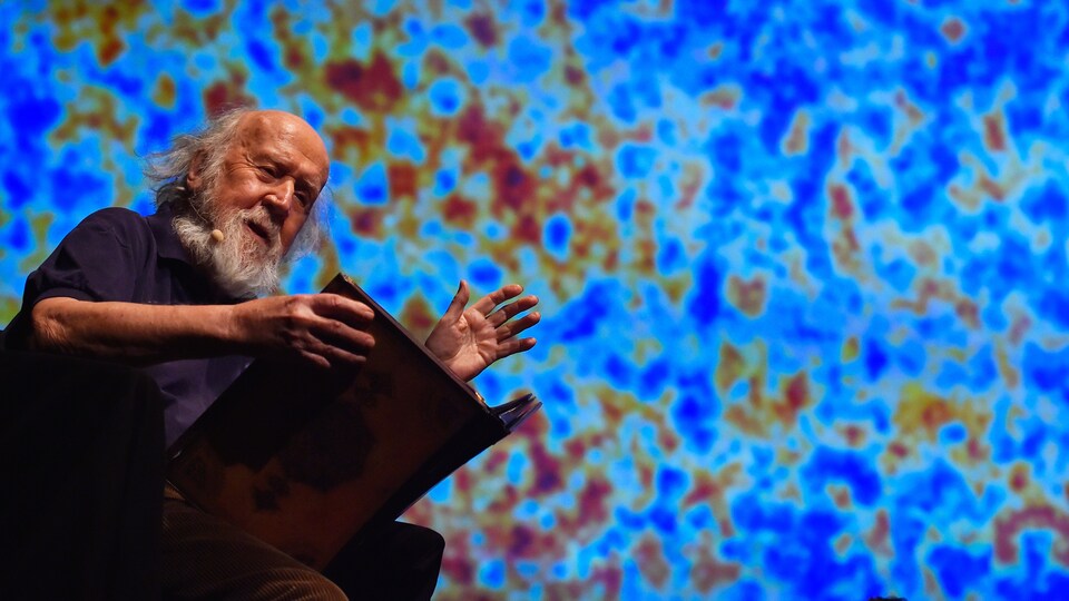 L'astrophysicien Hubert Reeves lis une histoire sur scène lors du festival de musique classique « La folle journée » de Nantes, en 2016.