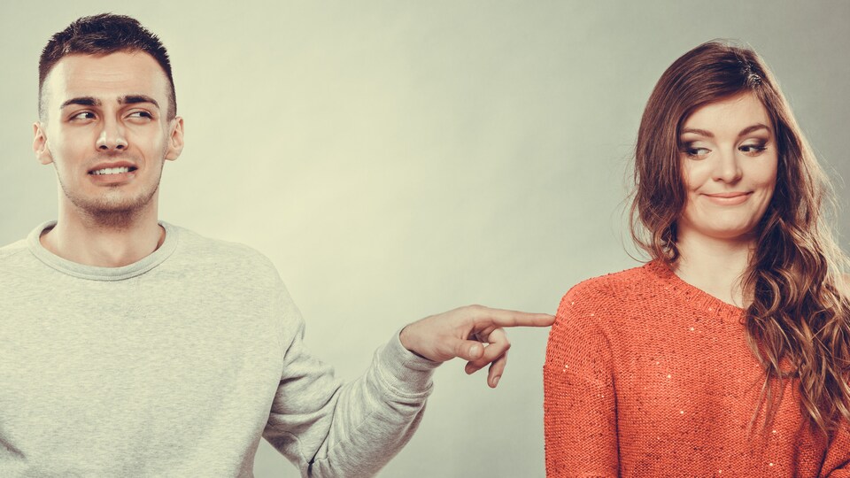 Un homme et une femme sont gênés.