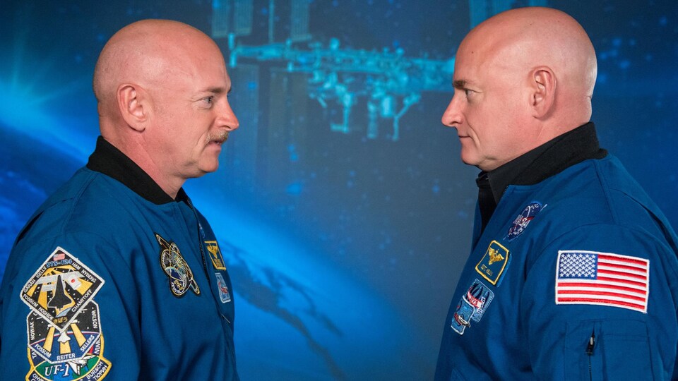 Deux jumeaux astronautes photographiés de profil.