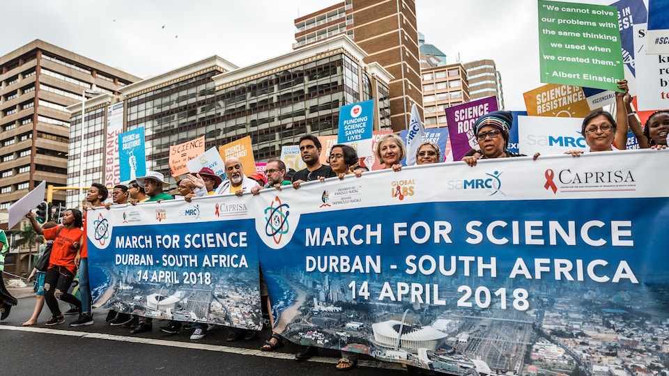 Des manifestants tiennent une bannière lors de la Marche pour la science de Durban, en Afrique du Sud.
