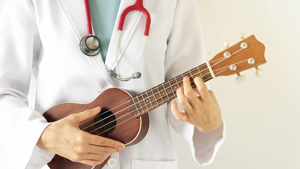 Un médecin joue du ukulele