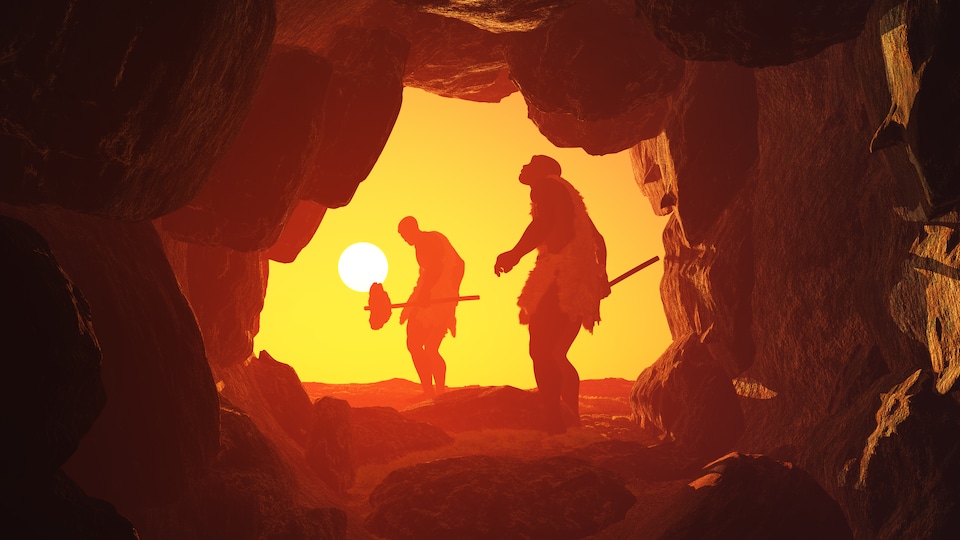 Deux homo sapiens sortent d'une caverne dans le soleil couchant.