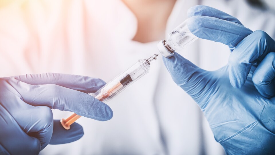 Une infirmière administre un vaccin.