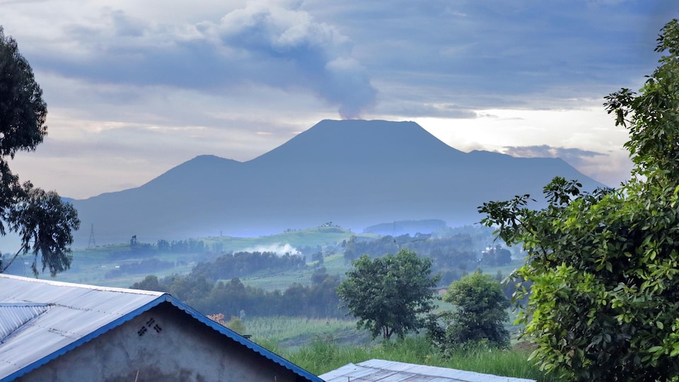 Vue du volcan Nyiragongo dans Parc National des Virunga en République démocratique du Congo.
