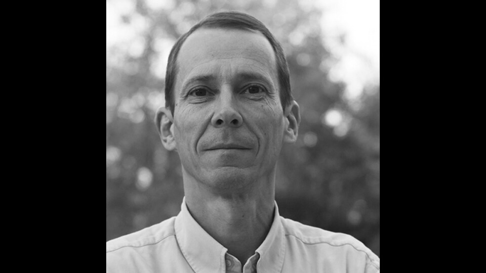 Portrait de Laurent Castaignède en noir et blanc.