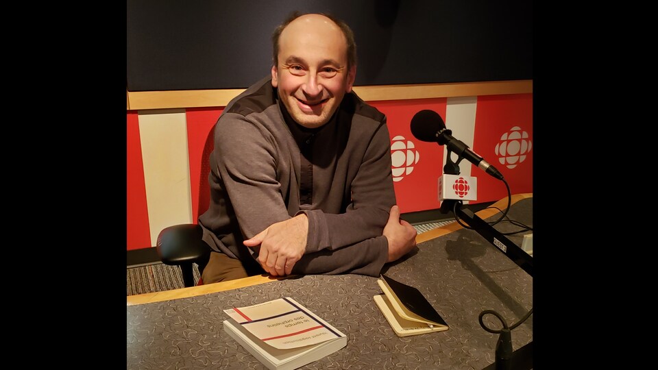L'écrivain Laurent Sagalovitsch dans un studio de radio-canada