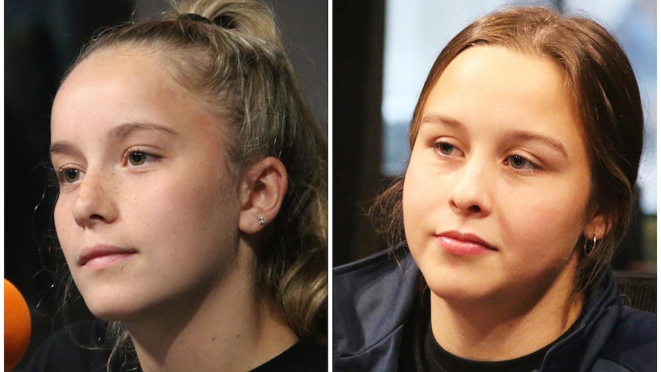 Deux jeunes filles parlent au micro.