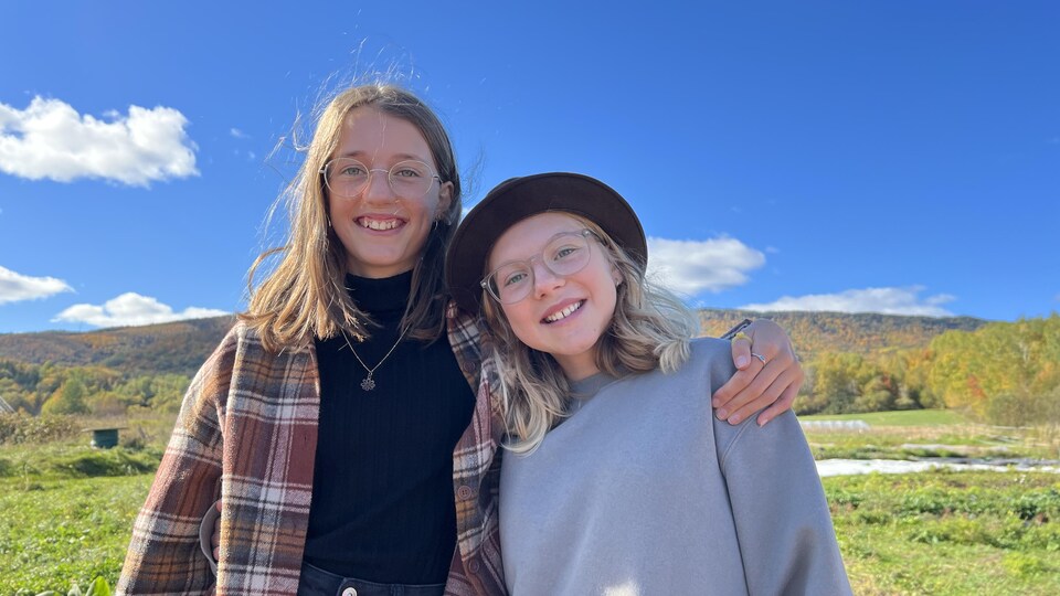  Lazuli Audet et Agathe Beaudoin-Lessage souriante.
