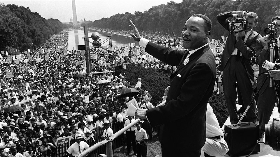 Martin Luther King salue les manifestants le 28 août 1963 : « C’est la plus grande démonstration de liberté de l’histoire des États-Unis. »