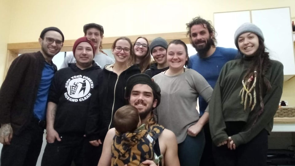Le collectif Moment Sauvage, 10 personnes regroupées et souriant