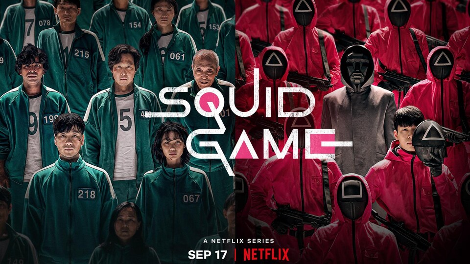 Une affiche de la série Le jeu du calmar : d'un côté de l'image, les participants vêtus d'un pantalon et d'un chandail à glissière de couleur verte sont alignés en plusieurs rangées. De l'autre côté, les maîtres du jeu, masqués, armés et vêtus d'une combinaison rouge, sont également alignés en plusieurs rangées.