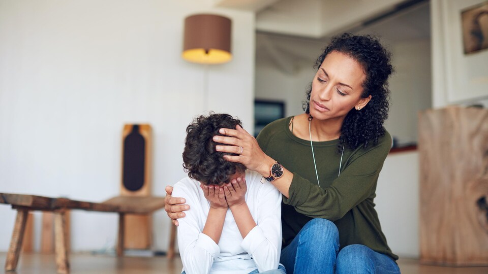Une mère réconforte son enfant.