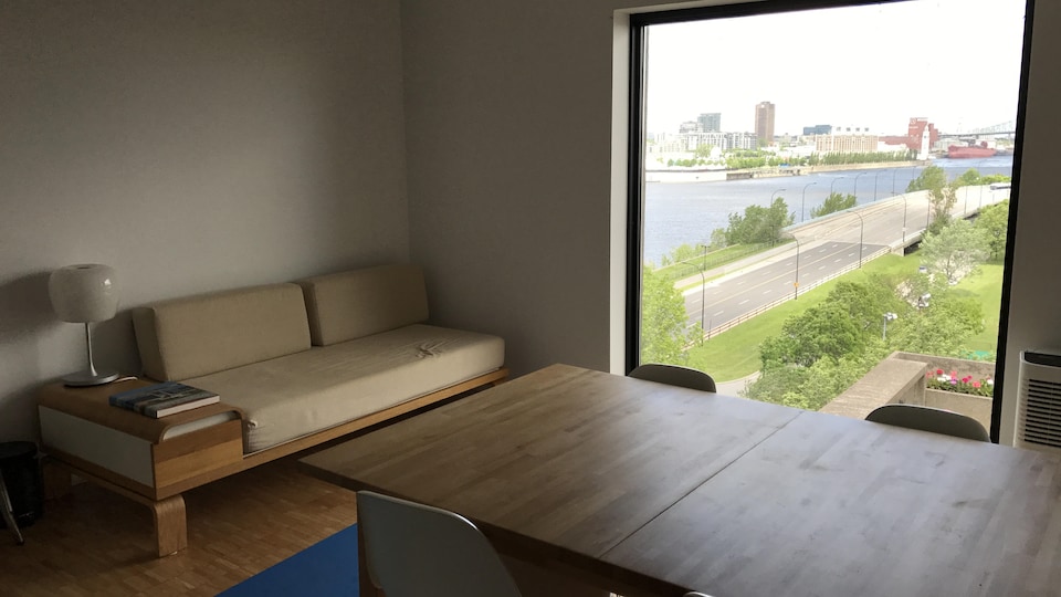 Fenêtre avec vue sur le fleuve dans un appartement.