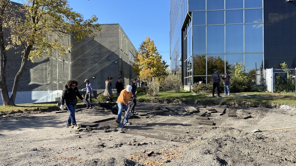 L'opération de désasphaltage dans le stationnement d’un CLSC du boulevard Taschereau, à Brossard, à l'automne 2022.