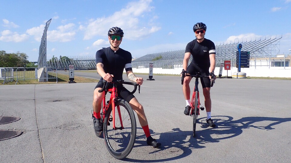 Deux cyclistes sur leur vélo.